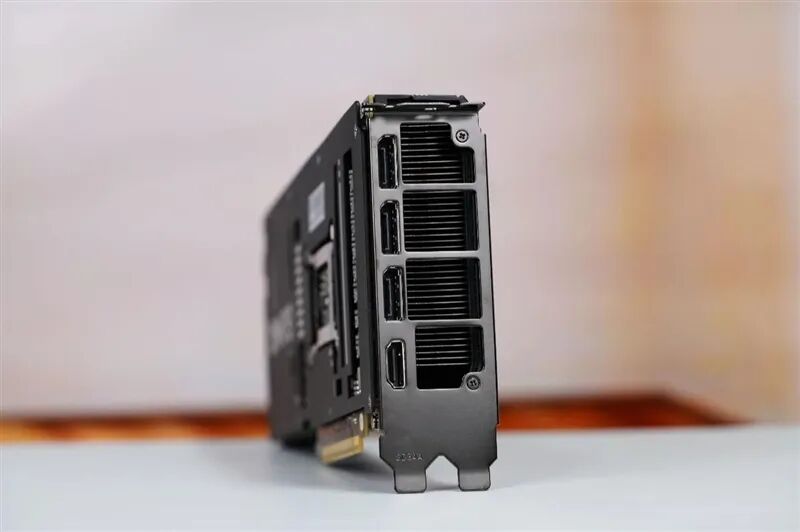 4張96GB顯存暴力輸出！英特爾銳炫Pro B60和長城世恒X-AIGC工作站評測：可滿足千人同時在線聊天
