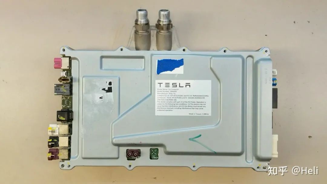 组合,model y与model s通信小板长得完全一样,autopilot与model3 ap