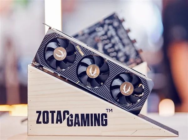索泰、技嘉都有半高式刀卡RTX 5060：都是三風扇