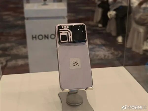 行業首款自帶云臺的機器人手機！榮耀ROBOT PHONE真機首次亮相