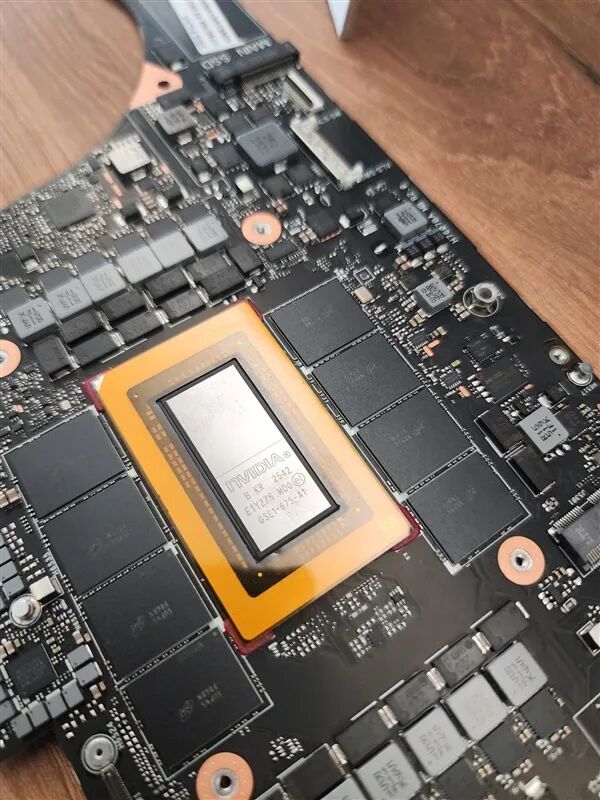 英偉達(dá)首款Windows專用處理器RTX Spark實(shí)物曝光：買(mǎi)顯卡送CPU、附贈(zèng)8顆內(nèi)存
