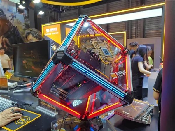 國(guó)產(chǎn)自研GPU從0到1破曉時(shí)刻！礪算首秀ChinaJoy：LX 7G100現(xiàn)場(chǎng)開(kāi)跑黑神話(huà)