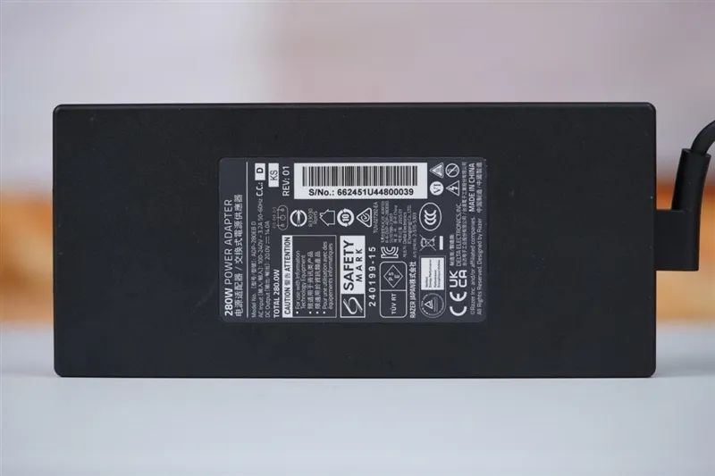 超輕薄RTX 5090游戲本體驗《毀滅戰士：黑暗時代》：DLSS 4輕松駕馭4K