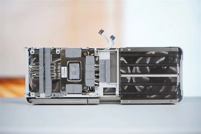 影驰RTX 5070 Ti金属大师白金版OC评测：全新设计 颜值也追上性能和做工