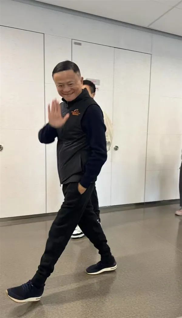 馬云現身阿里巴巴杭州園區：全程微笑 向員工揮手致意