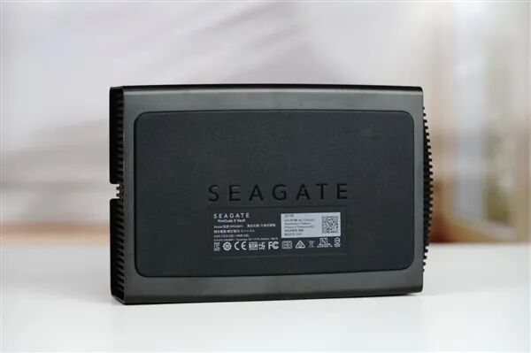 徹底告別電源適配器！希捷FireCuda X Vault 20TB外置硬盤評測：自帶RGB的游戲擴容神器