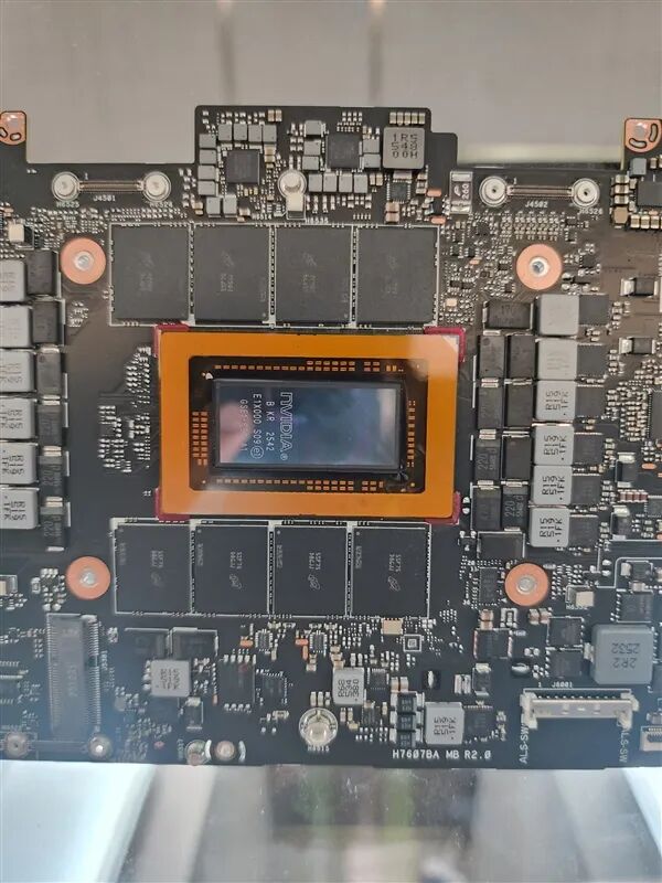 英偉達(dá)首款Windows專用處理器RTX Spark實(shí)物曝光：買(mǎi)顯卡送CPU、附贈(zèng)8顆內(nèi)存
