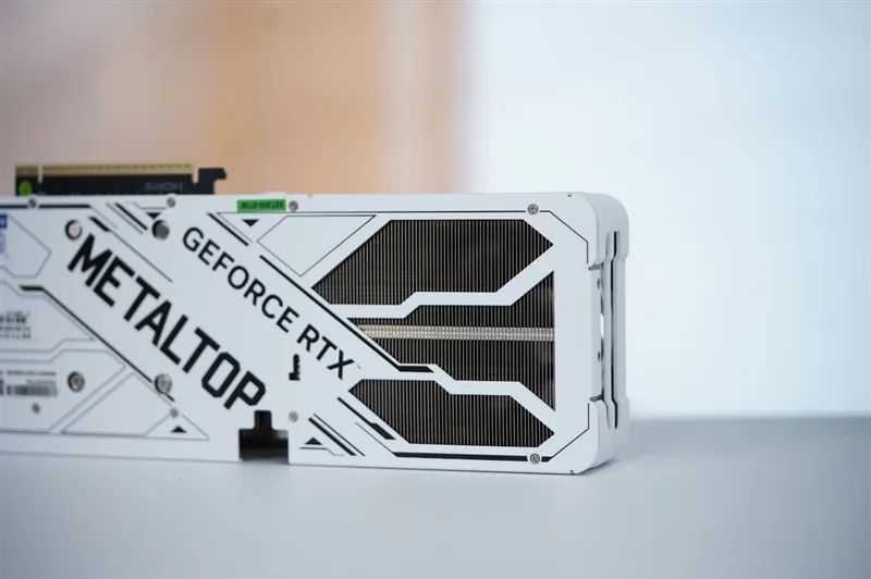 影驰RTX 5070 Ti金属大师白金版OC评测：全新设计 颜值也追上性能和做工