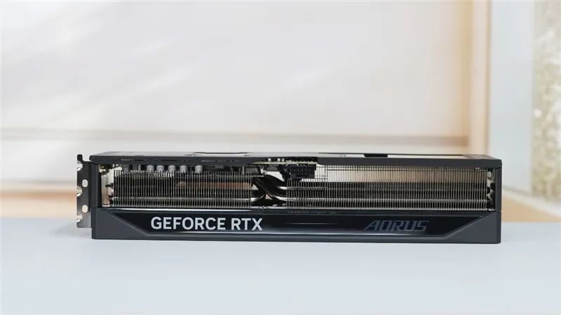 技嘉RTX 5070超级雕评测：DLSS 4让中端显卡也有顶级游戏体验