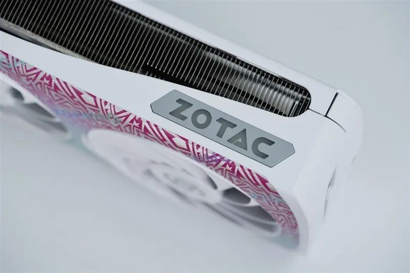 索泰RTX 5070 XGAMING OC显卡评测：极具个性外观之下 仍是游戏利器