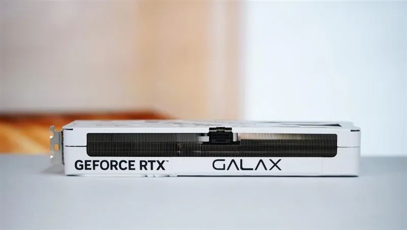 影驰RTX 5070 Ti金属大师白金版OC评测：全新设计 颜值也追上性能和做工
