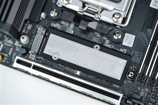 小體積不將就！七彩虹iGame B850I MINI OC V14主板評測：同級唯一異步超頻 一鍵釋放X3D滿血性能