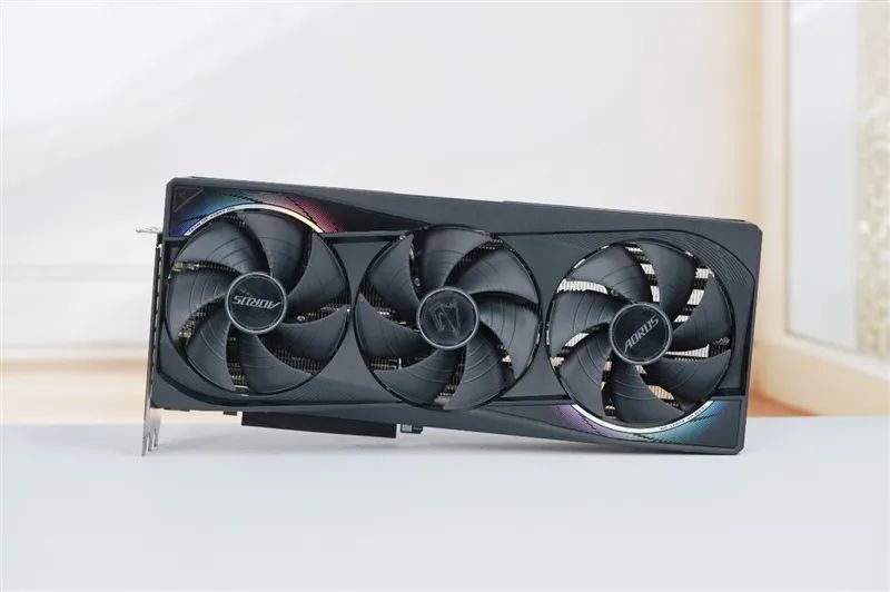 技嘉RTX 5070超级雕评测：DLSS 4让中端显卡也有顶级游戏体验