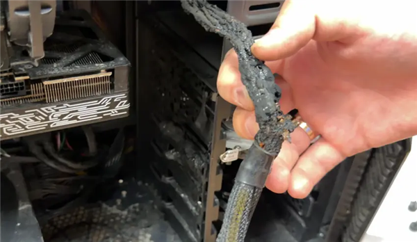 強用單8pin一分二供電RTX 5070：供電線當場報廢 顯卡險被毀