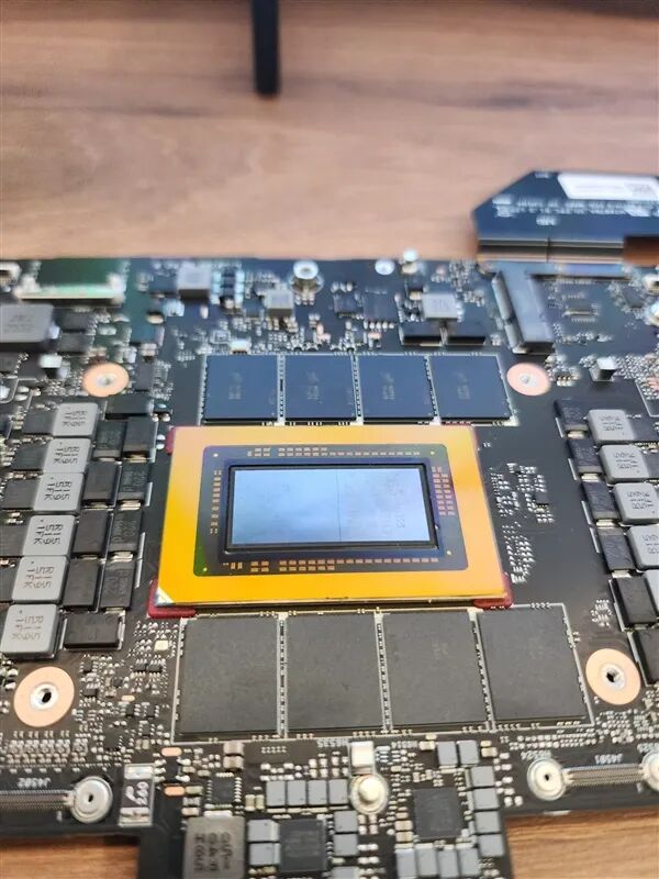 英偉達(dá)首款Windows專用處理器RTX Spark實(shí)物曝光：買(mǎi)顯卡送CPU、附贈(zèng)8顆內(nèi)存
