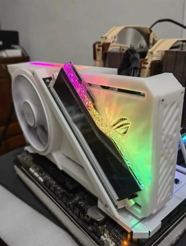 全球首個可以插DDR5內存的顯卡！可惜只是個擺設