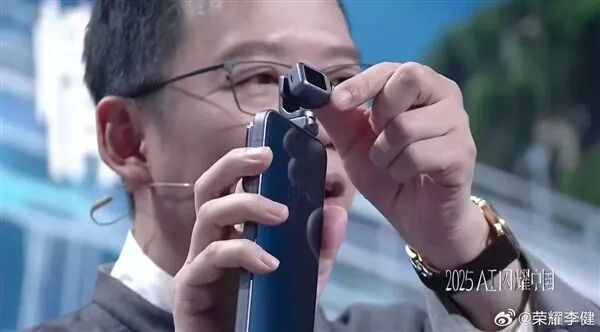 吳曉波展示榮耀ROBOT PHONE：世界上第一款手機機器人！