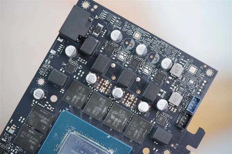 影驰RTX 5070 Ti金属大师白金版OC评测：全新设计 颜值也追上性能和做工