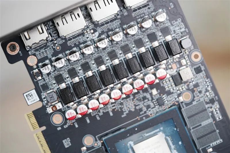 索泰RTX 5070 XGAMING OC显卡评测：极具个性外观之下 仍是游戏利器