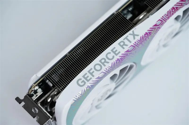 索泰RTX 5070 XGAMING OC显卡评测：极具个性外观之下 仍是游戏利器