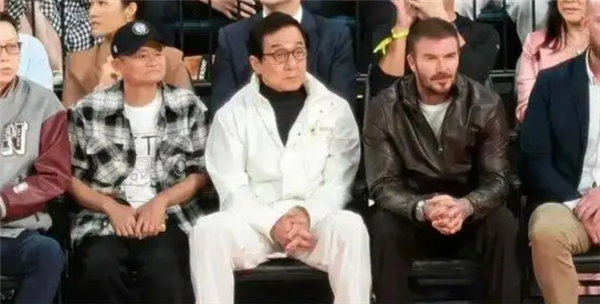 馬云現身NBA中國賽場觀戰！身旁大佬云集：吳泳銘 成龍 貝克漢姆等并排觀賽