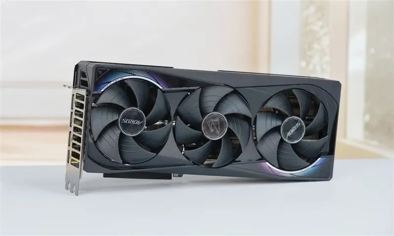 技嘉RTX 5070超级雕评测：DLSS 4让中端显卡也有顶级游戏体验