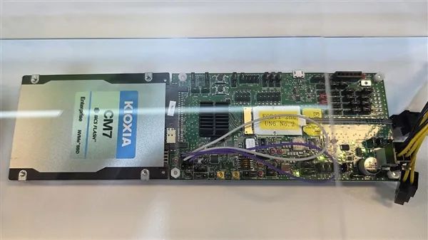 铠侠公开首秀光学SSD：30米开外 依旧满血