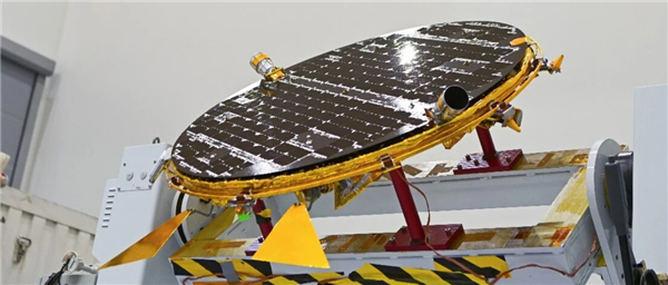 平均年齡僅22歲！哈工大學生團隊手搓5cm超薄衛星上天 外形酷似飛碟