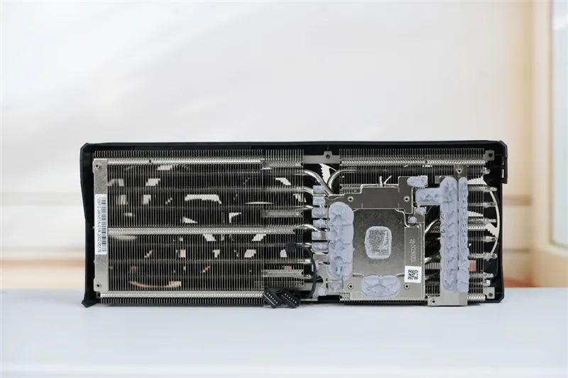 技嘉RTX 5070超级雕评测：DLSS 4让中端显卡也有顶级游戏体验