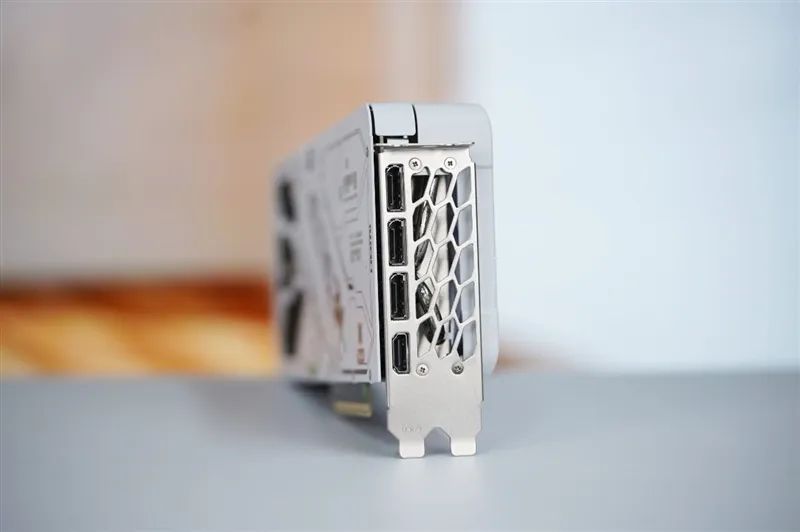影驰RTX 5070 Ti金属大师白金版OC评测：全新设计 颜值也追上性能和做工