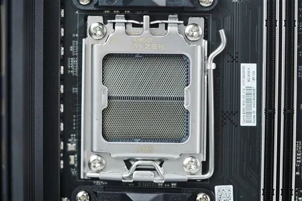 小體積不將就！七彩虹iGame B850I MINI OC V14主板評測：同級唯一異步超頻 一鍵釋放X3D滿血性能