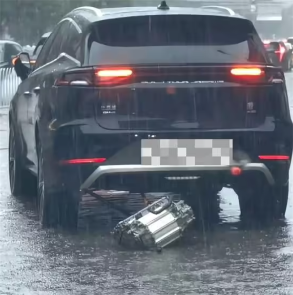 比亞迪回應唐車型后電機總成脫落：底盤發生嚴重磕碰 非產品質量問題