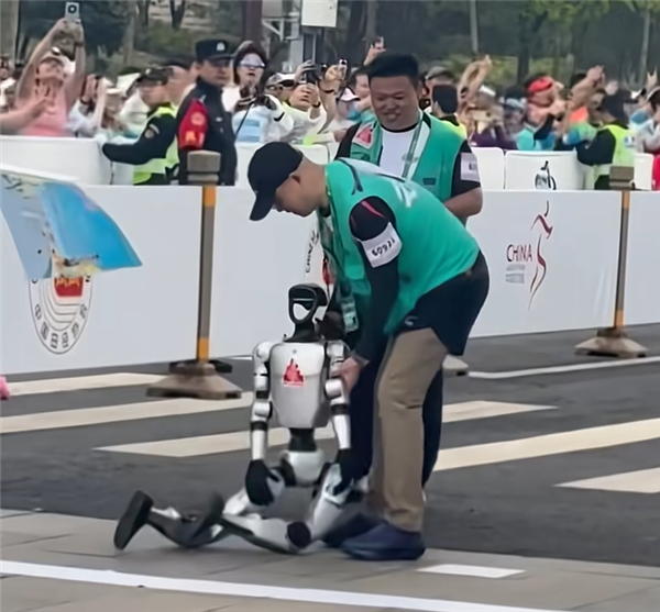 宇树科技回应机器人马拉松摔倒：并未参赛 不要误解