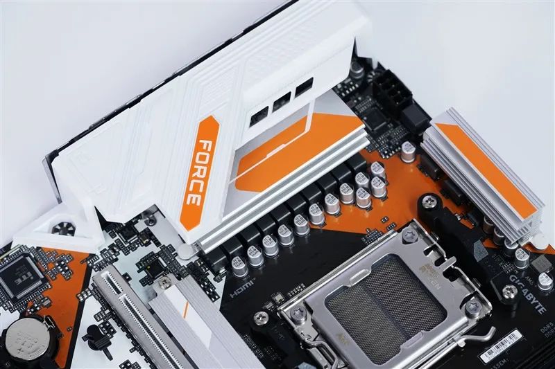 千元大廠主板！技嘉戰鷹B850M FORCE WIFI6E評測：一鍵降低9ns內存延遲