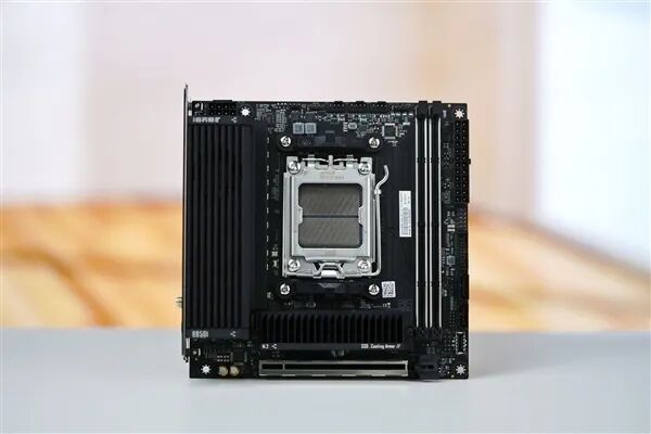 小體積不將就！七彩虹iGame B850I MINI OC V14主板評測：同級唯一異步超頻 一鍵釋放X3D滿血性能