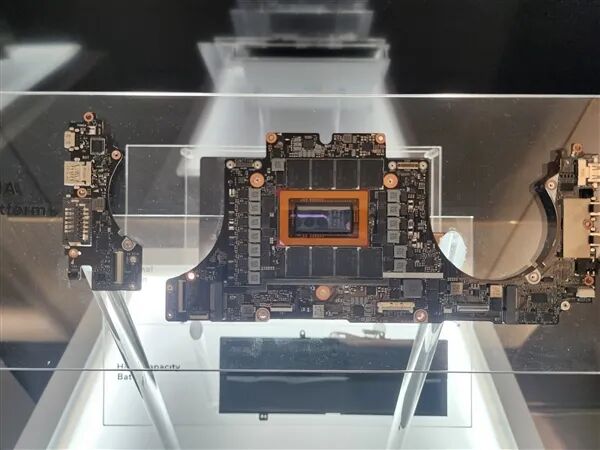 英偉達(dá)首款Windows專用處理器RTX Spark實(shí)物曝光：買(mǎi)顯卡送CPU、附贈(zèng)8顆內(nèi)存