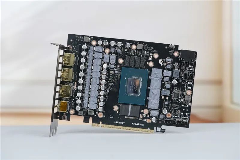 技嘉RTX 5070超级雕评测：DLSS 4让中端显卡也有顶级游戏体验