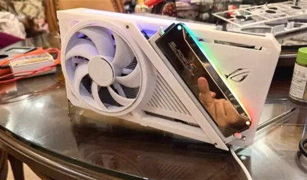 全球首個可以插DDR5內存的顯卡！可惜只是個擺設