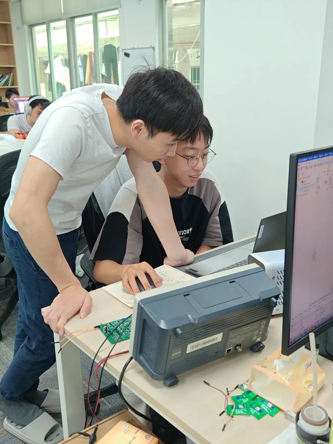 導師與學員進行電源板調試