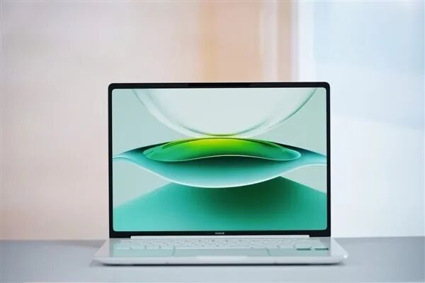 内存短缺倒逼恐慌性备货!2025四季度PC出货量大涨9.6%:小品牌更难了