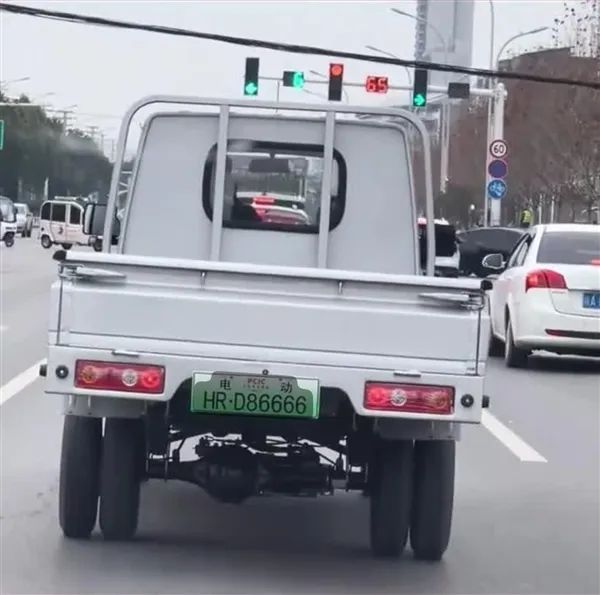 比機動車還要大！可怕的老頭樂上路：抄襲的還是國產百萬豪車