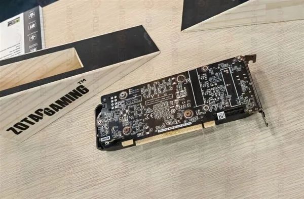 索泰、技嘉都有半高式刀卡RTX 5060：都是三風扇