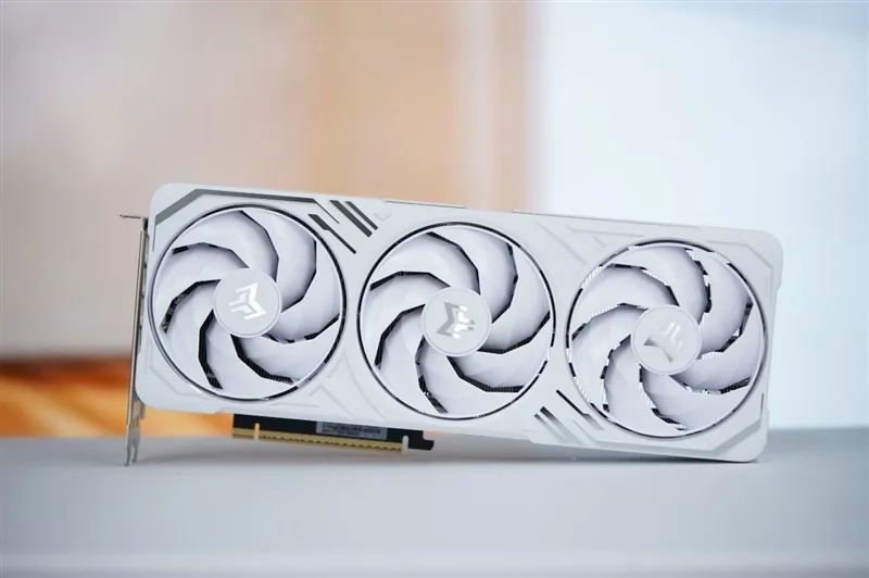 影驰RTX 5070 Ti金属大师白金版OC评测：全新设计 颜值也追上性能和做工