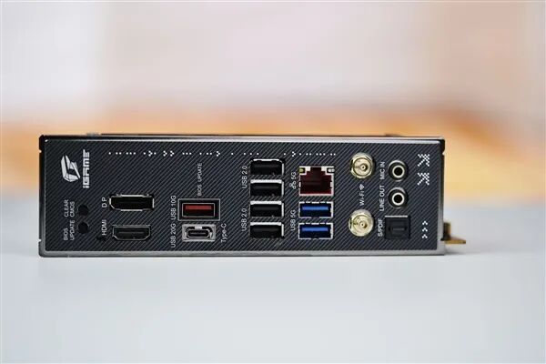 小體積不將就！七彩虹iGame B850I MINI OC V14主板評測：同級唯一異步超頻 一鍵釋放X3D滿血性能