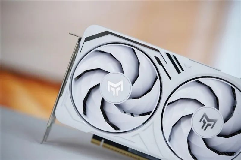 影驰RTX 5070 Ti金属大师白金版OC评测：全新设计 颜值也追上性能和做工