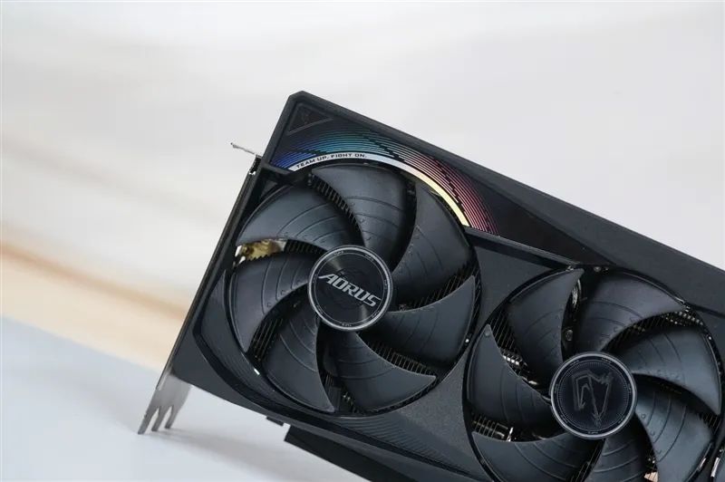 技嘉RTX 5070超级雕评测：DLSS 4让中端显卡也有顶级游戏体验