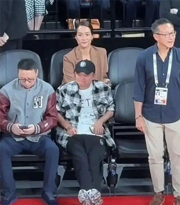 馬云現身NBA中國賽場觀戰！身旁大佬云集：吳泳銘 成龍 貝克漢姆等并排觀賽