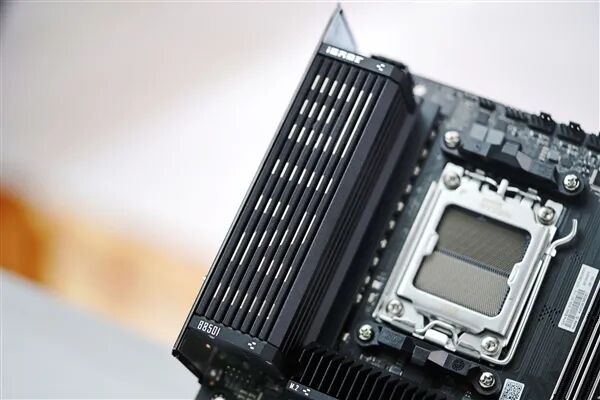 小體積不將就！七彩虹iGame B850I MINI OC V14主板評測：同級唯一異步超頻 一鍵釋放X3D滿血性能