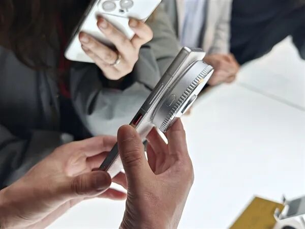 追覓首款旗艦手機(jī)亮相：造型奢華 黃金版價(jià)格超10萬(wàn)元