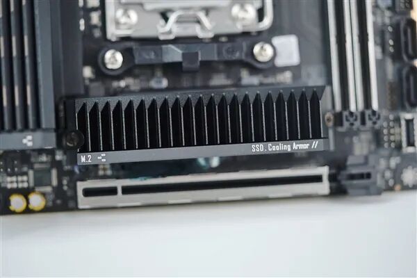 小體積不將就！七彩虹iGame B850I MINI OC V14主板評測：同級唯一異步超頻 一鍵釋放X3D滿血性能